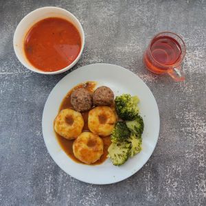 Dieta podstawowa  Zupa ziemniaczana a'la solferino Kluski śląskie Klopsik wieprzowy pieczony Sos pieczeniowy Surówka z kapusty pekińskiej z olejem Kompot owocowy z jabłkami